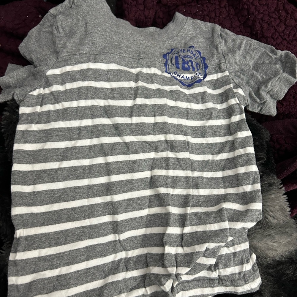 I’m selling a short sleeve shirt